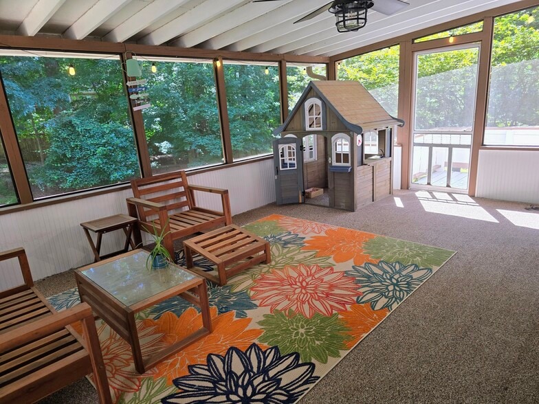 Massive screened-in porch and grill deck - 90 Martin Point Ct
