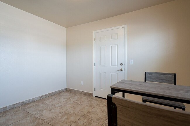 Building Photo - 928 E 6th St