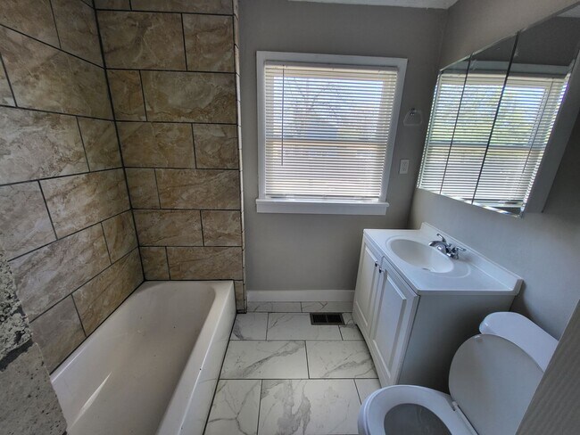 Building Photo - 3 bedroom, 1.5 bathroom house located in E...