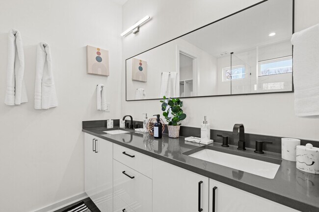 Building Photo - 1111 Dade St