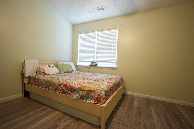 Building Photo - A charming house w/ 2 beds and 2 bath