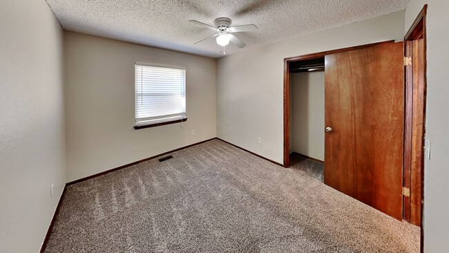 Building Photo - Lovely 3 Bedroom 2 Bath Home in Western He...