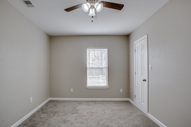 Building Photo - 4 Bed, 2 Bath in South Overton!