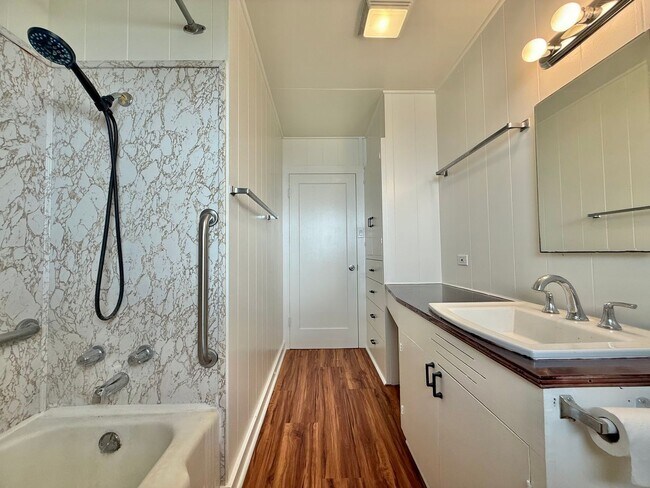 Building Photo - Partially Renovated 3 Bedroom / 2 Bathroom Main House – 1,400 Sq Ft