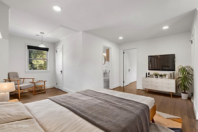 Building Photo - Heritage Historic - Unit B