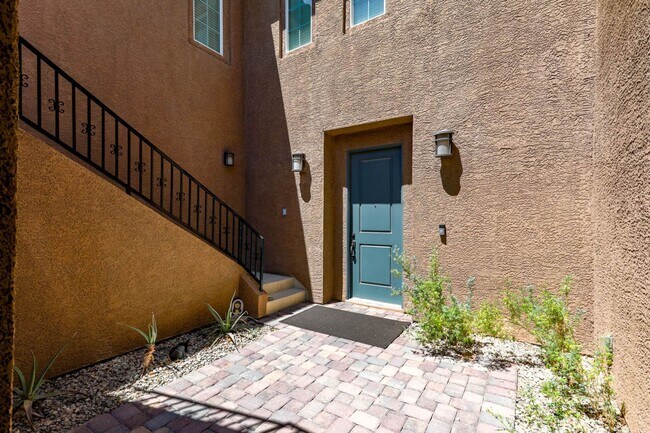 Building Photo - Stunning 5 Bed, 4 Full Baths And 2 Half Ba...