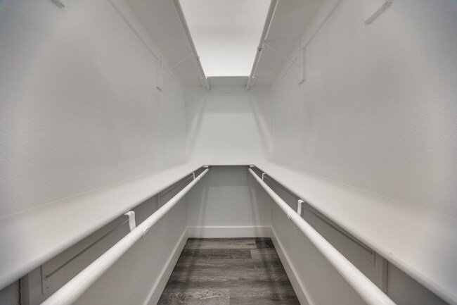 Building Photo - 511 N Davis Dr