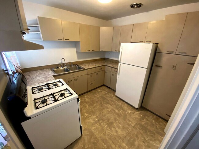 Building Photo - 4 Bedroom 1.5 Bath House with Washer and D...