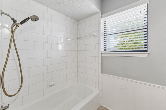 Building Photo - 213 S Silver Dr