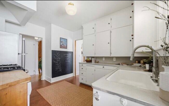 Building Photo - 2110 G St