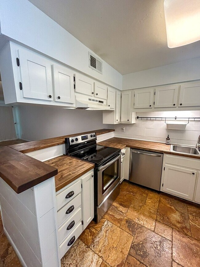 Building Photo - Pickwick Park #805 - Pet Friendly!