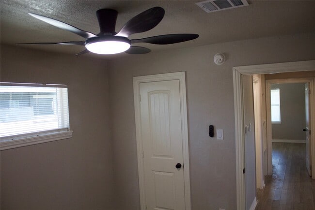 Building Photo - 1323 E 32nd 1/2 St