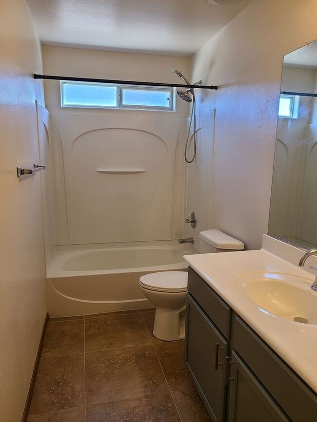 Building Photo - 5 Bedroom, 3 Bath Home in Secluded Neighbo...