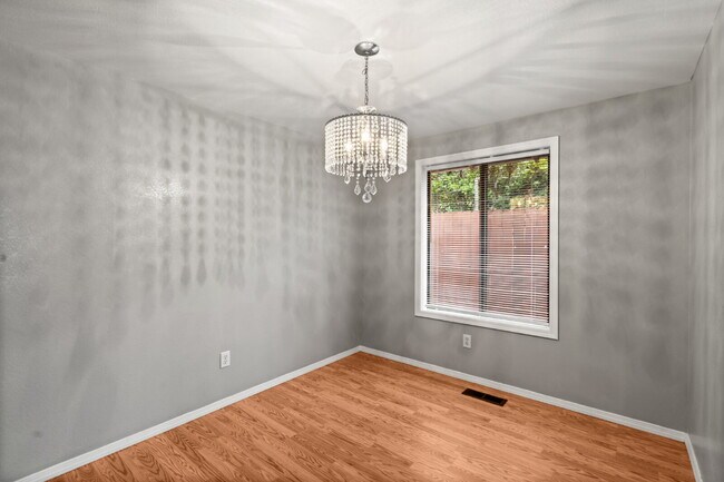 Building Photo - 2360 Temple Dr