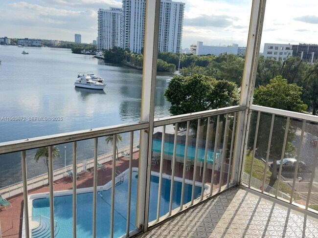 Building Photo - 2910 Point E Dr