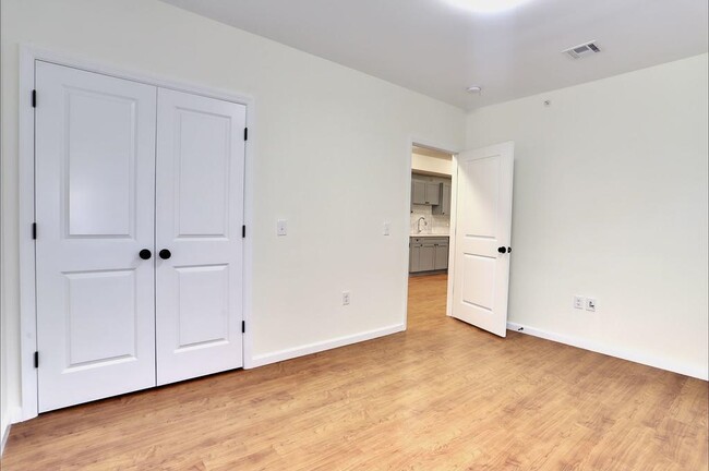 Building Photo - 143 Zabriskie St
