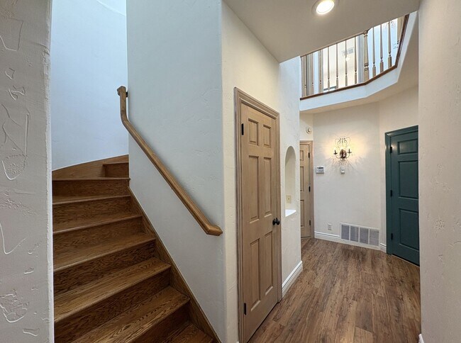 Building Photo - Spacious and Inviting 3-Bedroom, 2.5-Bath Townhome in the Heart of Menlo Park