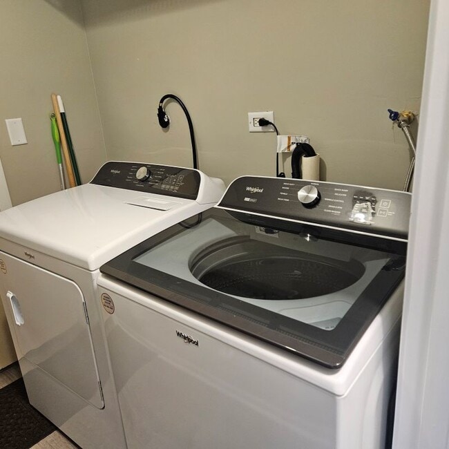 Building Photo - 260 E Court of Shorewood