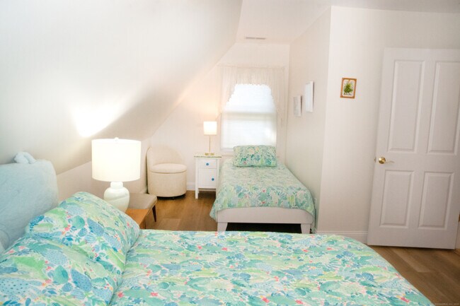 Building Photo - 12 Westover Ln