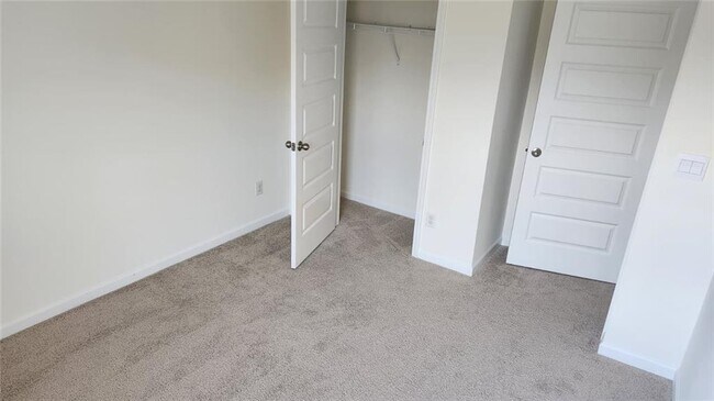 Building Photo - 969 Cades Walk