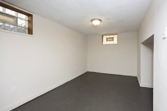 Building Photo - BRIDGETOWN - Adorable spacious 2 bed 1 bath brick ranch.