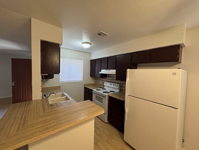 Building Photo - Well Maintained Condo in La Cresenta