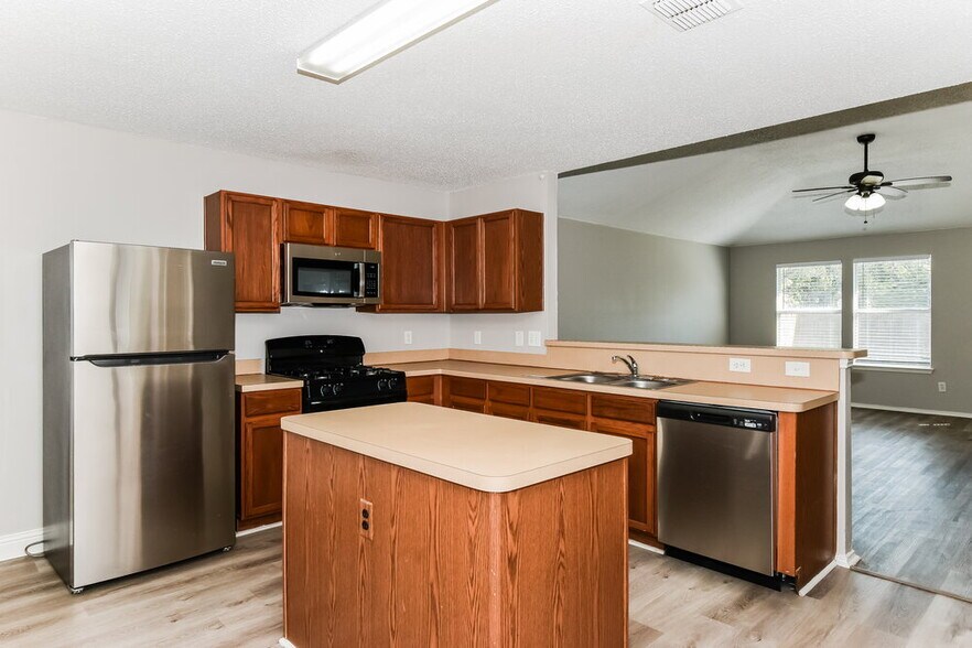 Building Photo - 1034 Hampton Dr