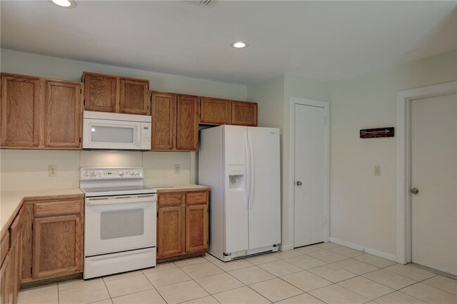 Building Photo - 950 Landsdowne Dr
