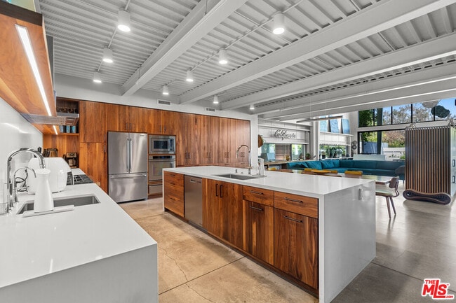 Building Photo - 548 Rose Ave