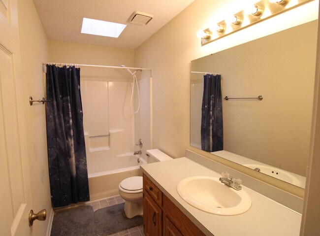 Building Photo - 60 Crowndale Ct