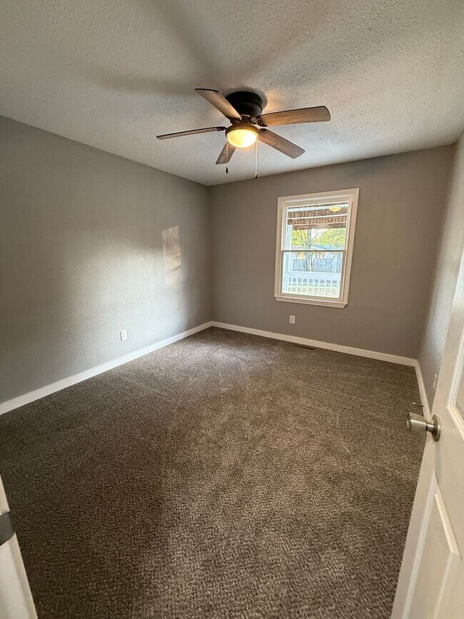 Building Photo - 3+ bedroom/2 bath house