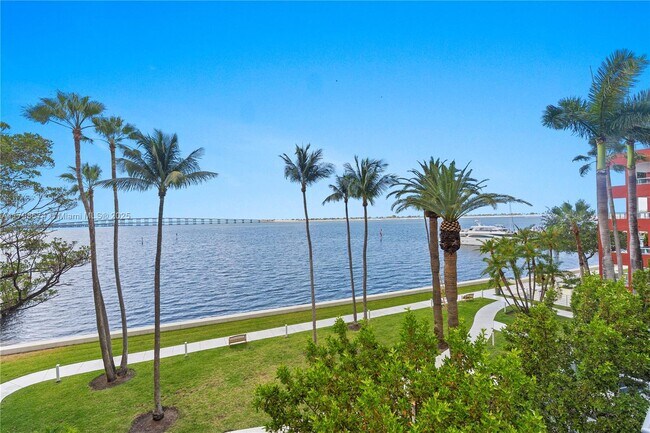 Building Photo - 1541 Brickell Ave