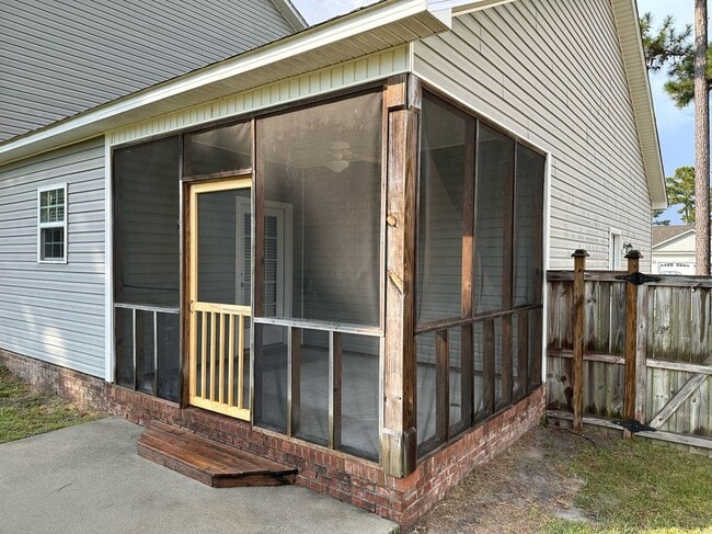 Building Photo - Perfect on Pineflat!