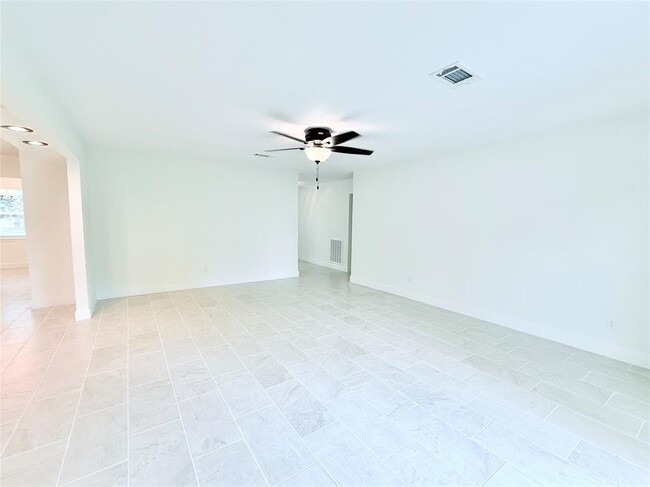 Building Photo - 6027 Beaudry Dr