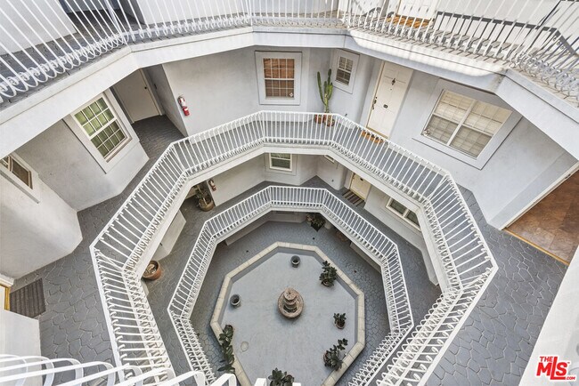 Building Photo - 2025 S Beverly Glen Blvd