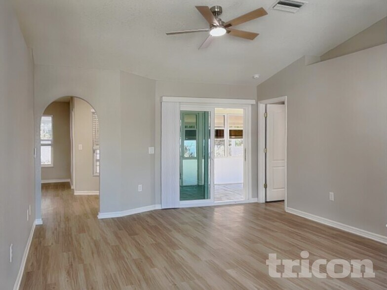 Building Photo - 3798 Fontainebleau St