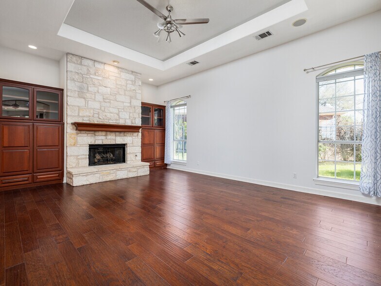 Building Photo - 9805 Big View Dr