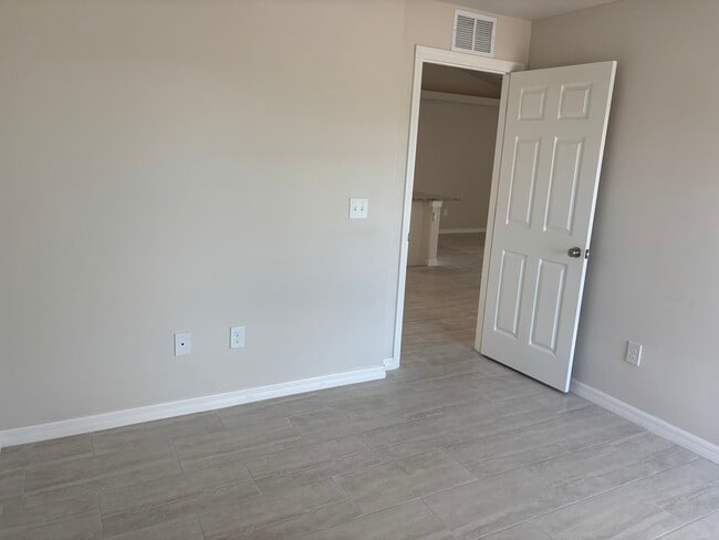 Building Photo - 1045 SE 11th Terrace