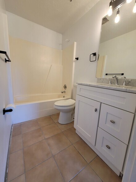 Building Photo - 11049 Pendleton Ave