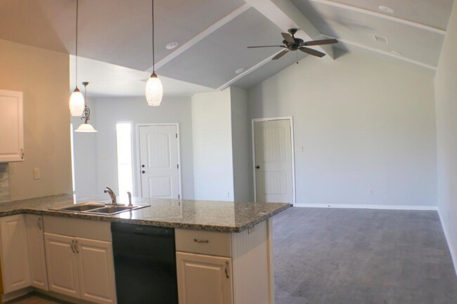 Building Photo - Beautiful Duplex!