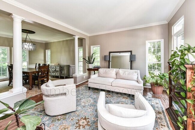 Building Photo - 641 Meade Dr SW