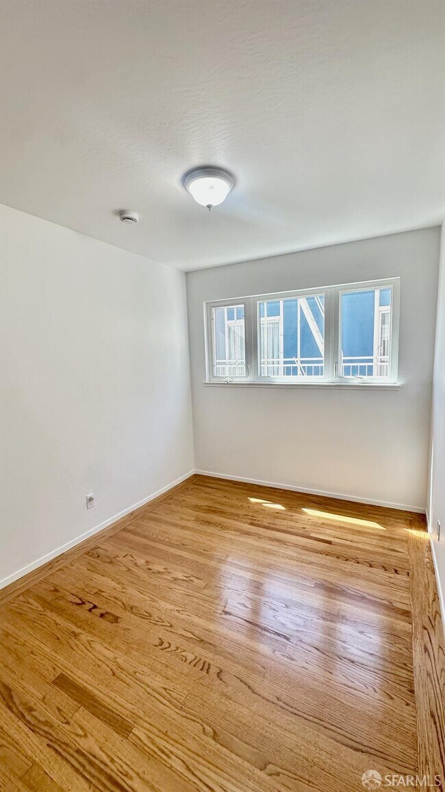 Building Photo - 52 Genoa Pl
