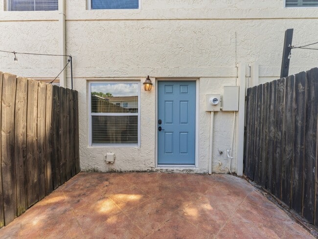 Building Photo - Absolutely stunning executive 2/1.5 townhome in South Tampa