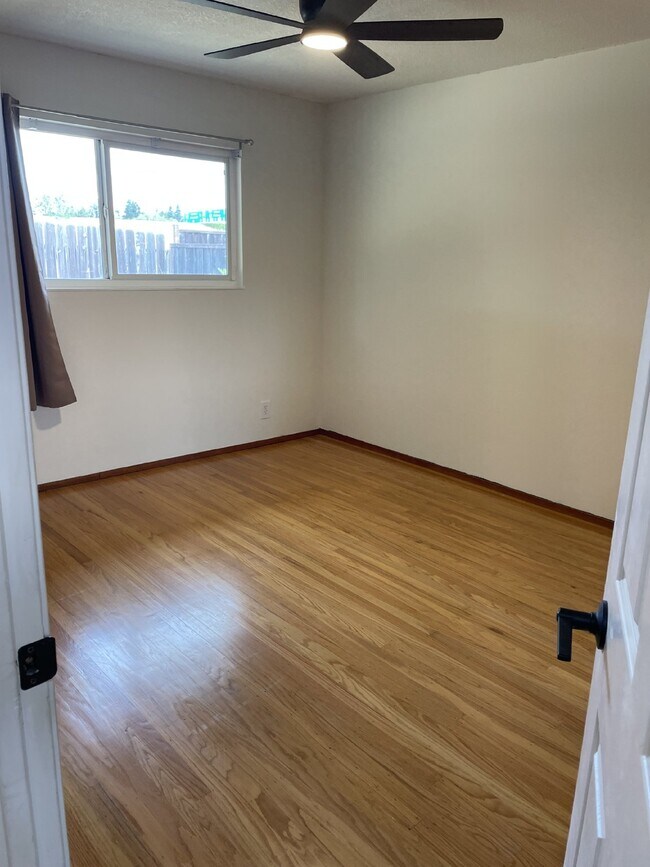 Building Photo - 1301 Brookview Dr