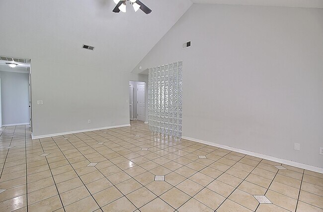 Building Photo - 815 Sagewood Dr