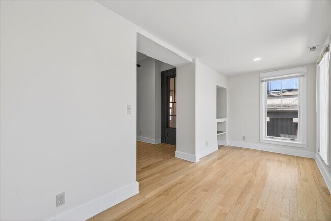 Building Photo - 114 E 6th St