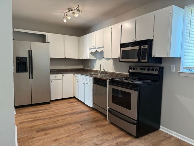 Building Photo - Fabulous Renovation!! Hermitage 1 Level Co...
