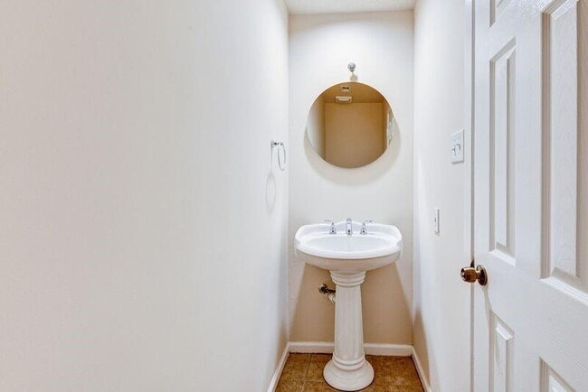 Building Photo - 2107 Collingsfield Dr