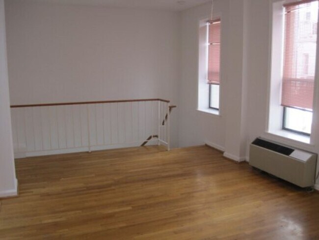 Building Photo - Two-Level Kalorama Condo with Washer/Dryer...