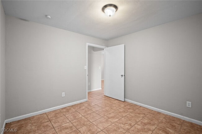 Building Photo - 1604 Oak Dr